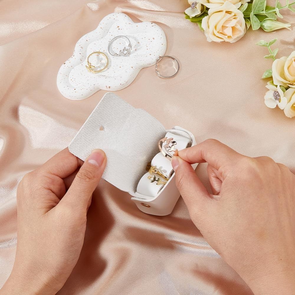 White Dog Ring Bearer Holder L - Wedding Supply.Box recension och pris
